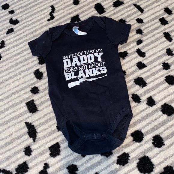 Outfit and onsie for babys who’s fathers hunt - Picture 2 of 3